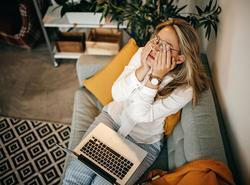 Dlouhodobá únava, pokles nálady nebo neurčité bolesti mohou patřit mezi nenápadné signály, že tělu něco chybí.