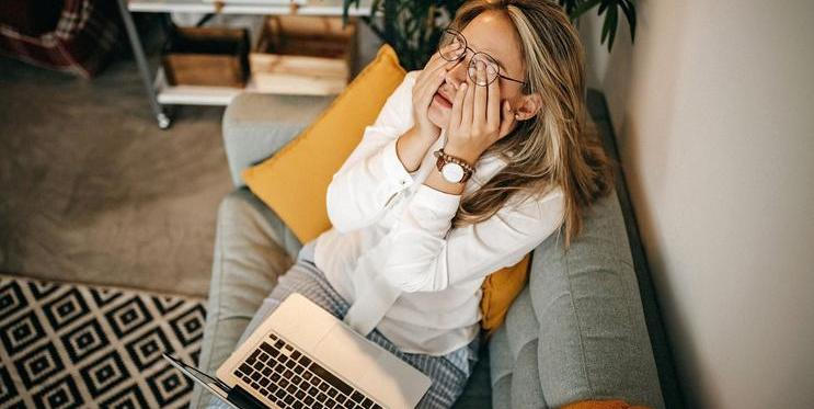 Dlouhodobá únava, pokles nálady nebo neurčité bolesti mohou patřit mezi nenápadné signály, že tělu něco chybí.