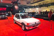 205 GTI přijela v roce 1984 výhradně s trojicí dveří a nejprve s benzinovou šestnáctistovkou o výkonu 77 kW.