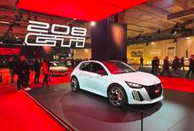 Proč vlastně Francouzi vytáhli tolik 205 GTI? Protože brzy přijede elektrická 208 GTI, které právě 205 půjčila některé designové elementy včetně bílé barvy.