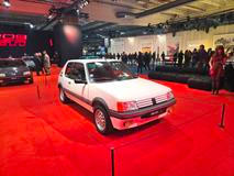 205 GTI přijela v roce 1984 výhradně s trojicí dveří a nejprve s benzinovou šestnáctistovkou o výkonu 77 kW.