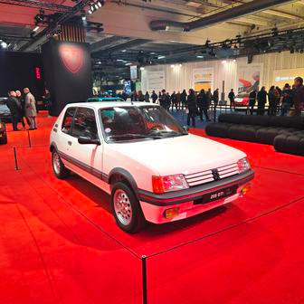 205 GTI přijela v roce 1984 výhradně s trojicí dveří a nejprve s benzinovou šestnáctistovkou o výkonu 77 kW.