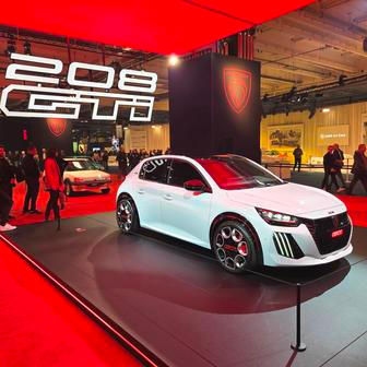 Proč vlastně Francouzi vytáhli tolik 205 GTI? Protože brzy přijede elektrická 208 GTI, které právě 205 půjčila některé designové elementy včetně bílé barvy.