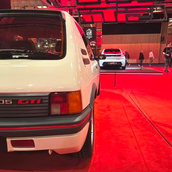 Jinak jsou ale obě auta odlišná jako den a noc – vzhledem k době vzniku více než logicky. Nějaké DNA ale sdílejí, alespoň to tvrdí Peugeot.