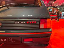 Dodnes se spousta lidí neshodne na tom, který motor byl pro sportovní 205 lepší.