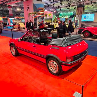 Jednalo se o kabriolet, který měl designové detaily stejné jako hatchback, ale nabízel se jen se šestnáctistovkou a později výkonově poníženou devatenáctistovkou.