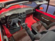 Interiér včetně dnes už ikonických sedaček s výrazným bočním vedením.