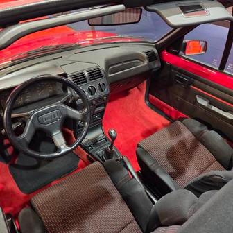 Interiér včetně dnes už ikonických sedaček s výrazným bočním vedením.