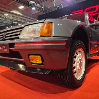 Motor byl umístěný vzadu uprostřed, auto dostalo pohon všech kol a tovární kit s možností zvýšit výkon.