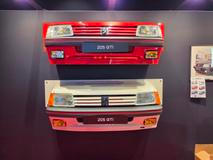 Přední část 205 GTI před (bílá) a po faceliftu.