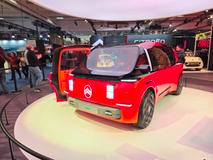 Důvod to má jediný: od některých z nich si různé prvky půjčil aktuální koncepční vůz ELO.