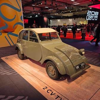 Z Citroënu 2CV je to třeba vyjímatelná zadní lavice, na snímku jeden ze čtyř dochovaných prototypů z roku 1939 po kompletní renovaci.