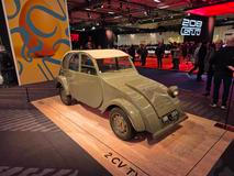 Z Citroënu 2CV je to třeba vyjímatelná zadní lavice, na snímku jeden ze čtyř dochovaných prototypů z roku 1939 po kompletní renovaci.