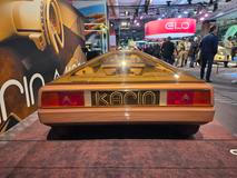 Navíc mělo auto na svou dobu nevšední elektronickou výbavu včetně informačního displeje pro řidiče a monitorování stavu vozidla.