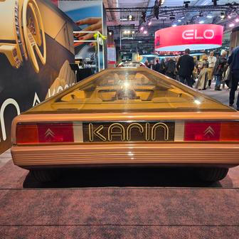 Navíc mělo auto na svou dobu nevšední elektronickou výbavu včetně informačního displeje pro řidiče a monitorování stavu vozidla.