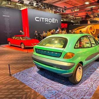 Podobně jako ELO má otočná přední sedadla.