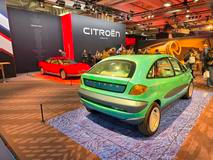 Podobně jako ELO má otočná přední sedadla.