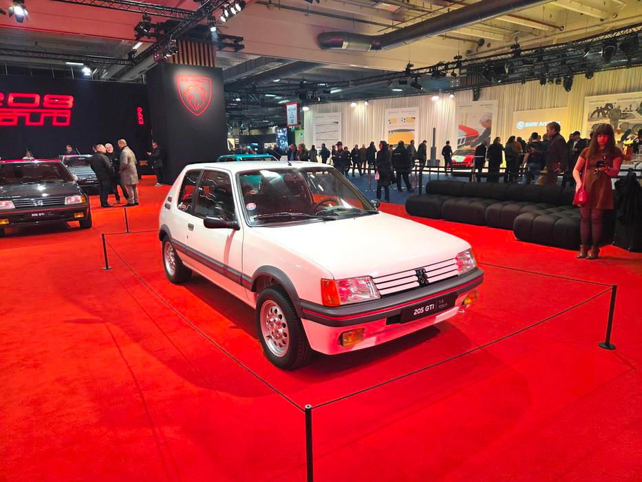 205 GTI přijela v roce 1984 výhradně s trojicí dveří a nejprve s benzinovou šestnáctistovkou o výkonu 77 kW.