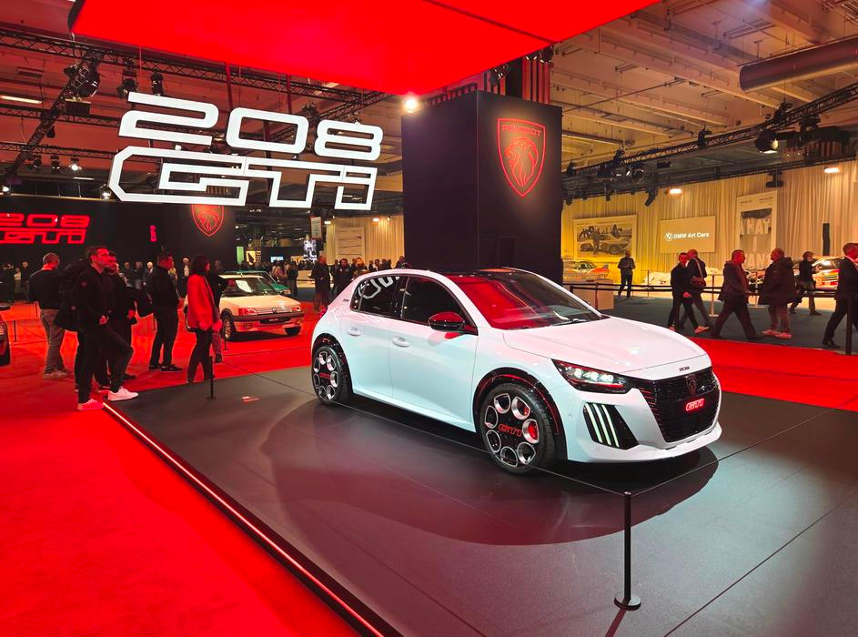 Proč vlastně Francouzi vytáhli tolik 205 GTI? Protože brzy přijede elektrická 208 GTI, které právě 205 půjčila některé designové elementy včetně bílé barvy.