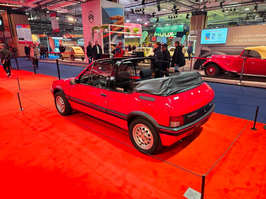 Jednalo se o kabriolet, který měl designové detaily stejné jako hatchback, ale nabízel se jen se šestnáctistovkou a později výkonově poníženou devatenáctistovkou.