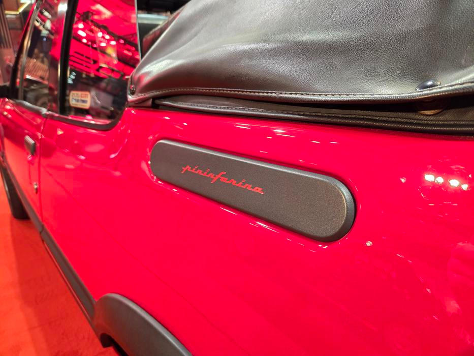 Design, na rozdíl od hatchbacku, navrhl Pininfarina.