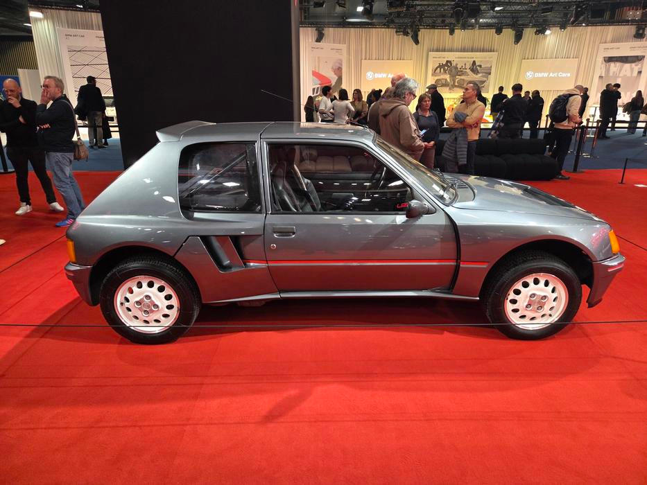 Vznikla tak 200kusová série Peugeotu 205 Turbo 16 s přeplňovanou osmnáctistovkou o výkonu 147 kW.