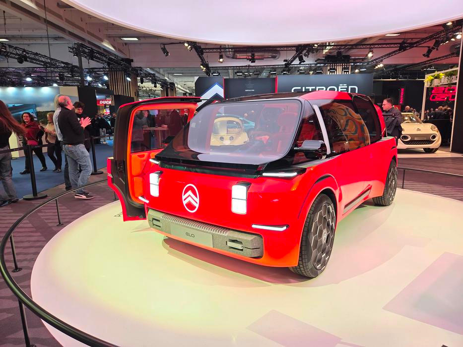 Důvod to má jediný: od některých z nich si různé prvky půjčil aktuální koncepční vůz ELO.