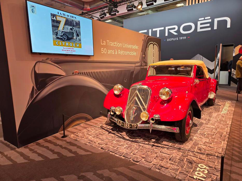 Kabriolet Traction Avant 15-6 se objevil na vůbec prvním ročníku výstavy Retromobile v Paříži v roce 1976. 