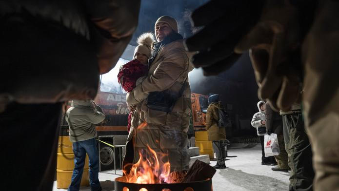 Ukrajinci mají za sebou další neklidnou a mrazivou noc. Protože Rusové pokračují v útocích především na ukrajinskou energetiku, část země zůstává bez proudu. Snímek Kyjevanů hřejících se u ohně na náměstí, kde veteráni rozdávají teplé jídlo a nápoje, byl pořízen v noci na neděli.