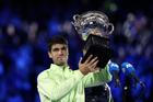 Carlos Alcaraz s trofejí pro vítěze Australian Open 2026