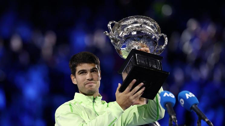 Carlos Alcaraz s trofejí pro vítěze Australian Open 2026