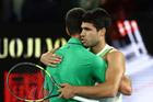 Novak Djokovič a Carlos Alcaraz po finále Australian Open 2026