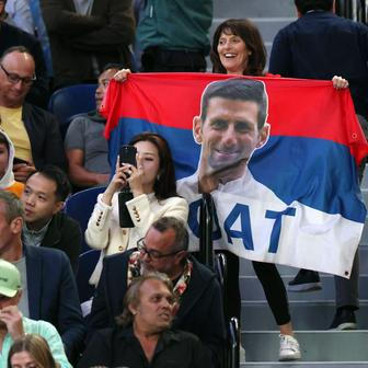 Fanoušci Novaka Djokoviče ve finále Australian Open 2026