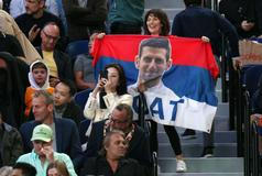 Fanoušci Novaka Djokoviče ve finále Australian Open 2026