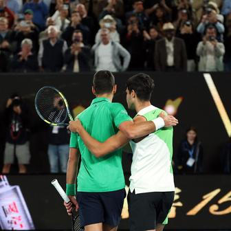 Novak Djokovič a Carlos Alcaraz po finále Australian Open 2026