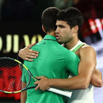 Novak Djokovič a Carlos Alcaraz po finále Australian Open 2026