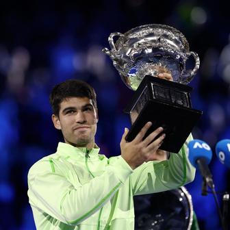 Carlos Alcaraz s trofejí pro vítěze Australian Open 2026