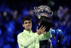 Carlos Alcaraz s trofejí pro vítěze Australian Open 2026