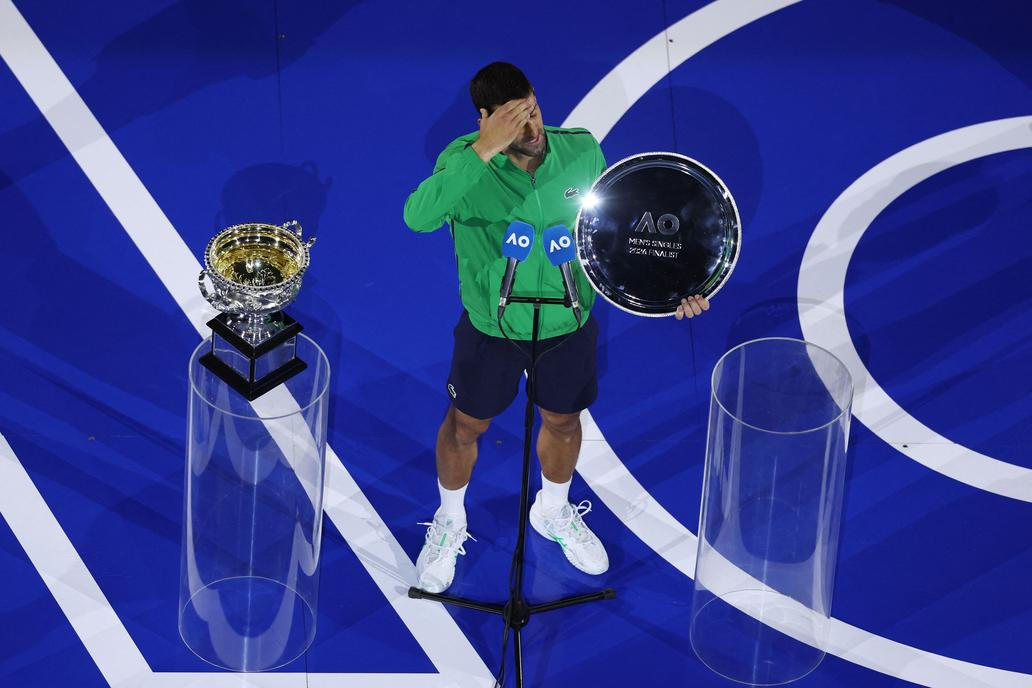 Novak Djokovič s trofejí po poraženého finalistu Australian Open 2026