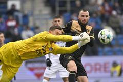 Brankář Milan Heča ze Slovácka a Václav Jurečka z Ostravy v zápase 20. kola Chance Ligy.