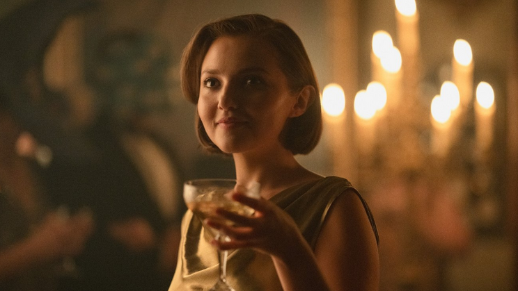 Mia McKenna-Bruceová si v detektivní minisérii Sedm ciferníků Agathy Christie zahrála ústřední roli lady Eileen.