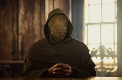 V minisérii Sedm ciferníků Agathy Christie hrají klíčovou roli členové tajného spolku skrývající svoji identitu pod maskami s hodinovými ciferníky. 