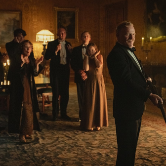 Současná adaptace knižní předlohy Záhada Sedmi ciferníků je co se týče interiérů aristokratických sídel či dobových kostýmů mnohem okázalejší než její televizní předchůdce. 