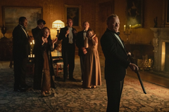 Současná adaptace knižní předlohy Záhada Sedmi ciferníků je co se týče interiérů aristokratických sídel či dobových kostýmů mnohem okázalejší než její televizní předchůdce. 