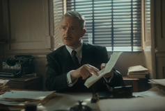 Superintendanta Battlea s kamennou tváří ztvárňuje Martin Freeman.