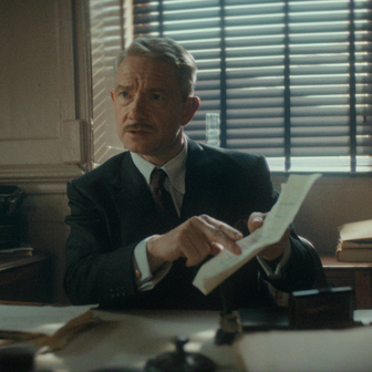 Superintendanta Battlea s kamennou tváří ztvárňuje Martin Freeman.