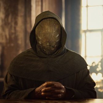 V minisérii Sedm ciferníků Agathy Christie hrají klíčovou roli členové tajného spolku skrývající svoji identitu pod maskami s hodinovými ciferníky. 