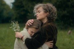 Mia McKenna-Bruceová jako lady Eileen a Helena Bonham Carterová v roli její matky v detektivní minisérii Sedm ciferníků Agathy Christie.