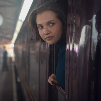 Mia McKenna-Bruceová si v detektivní minisérii Sedm ciferníků Agathy Christie zahrála ústřední roli lady Eileen.