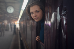 Mia McKenna-Bruceová si v detektivní minisérii Sedm ciferníků Agathy Christie zahrála ústřední roli lady Eileen.